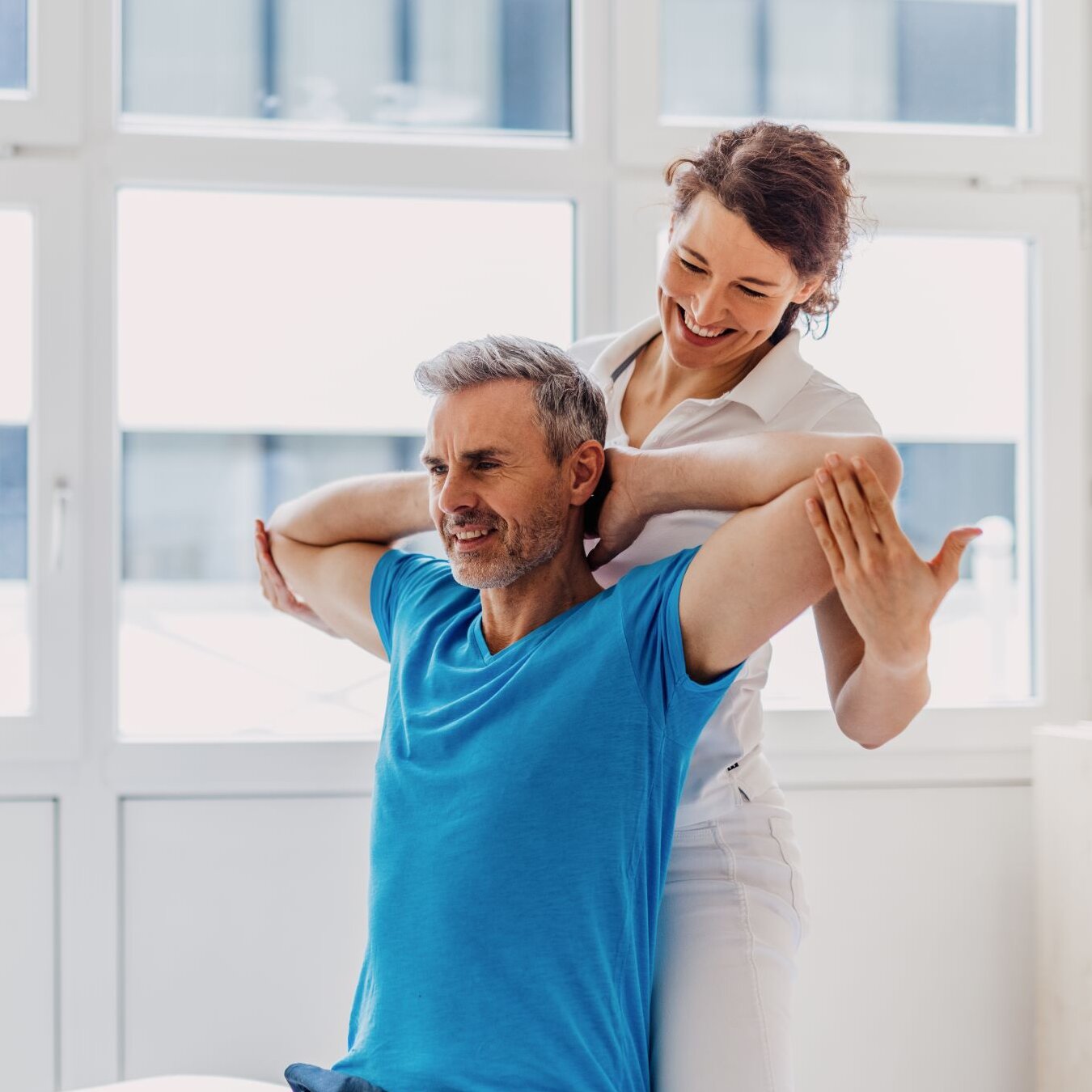 Physiotherapie-Einheit im Kurzentrum Warmbad Physiotherapeutin behandelt Patienten