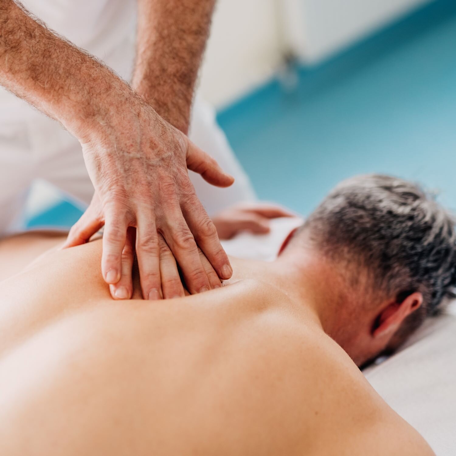 Mann wird mit einer Teilkörpermassage therapiert