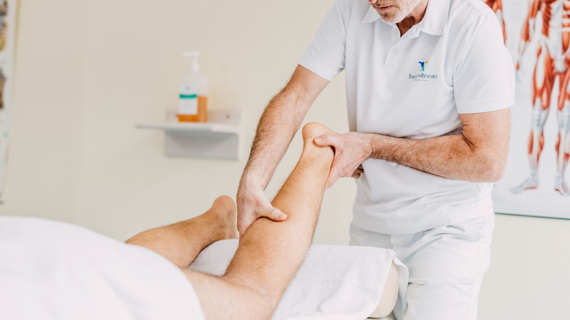 Patient erhält eine professionelle Lymphdrainage 