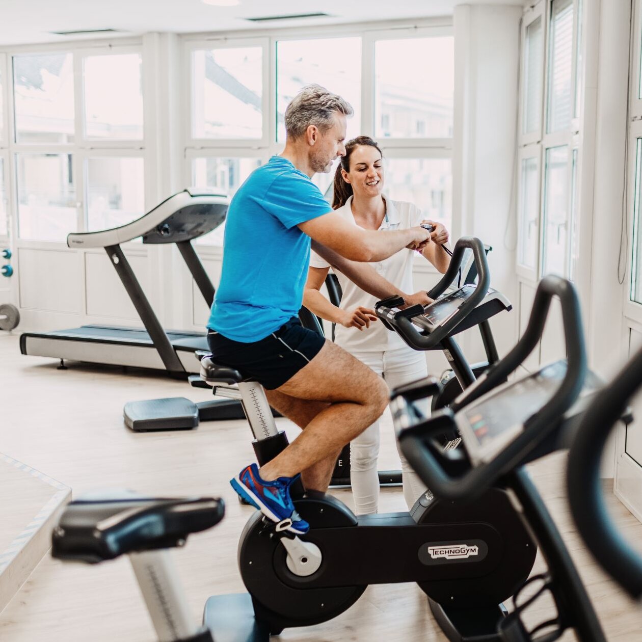 Trainingstherapie im Kurzentrum des ThermenResorts Warmbad Villach Patient erhält Einführung in die Trainingstherapie
