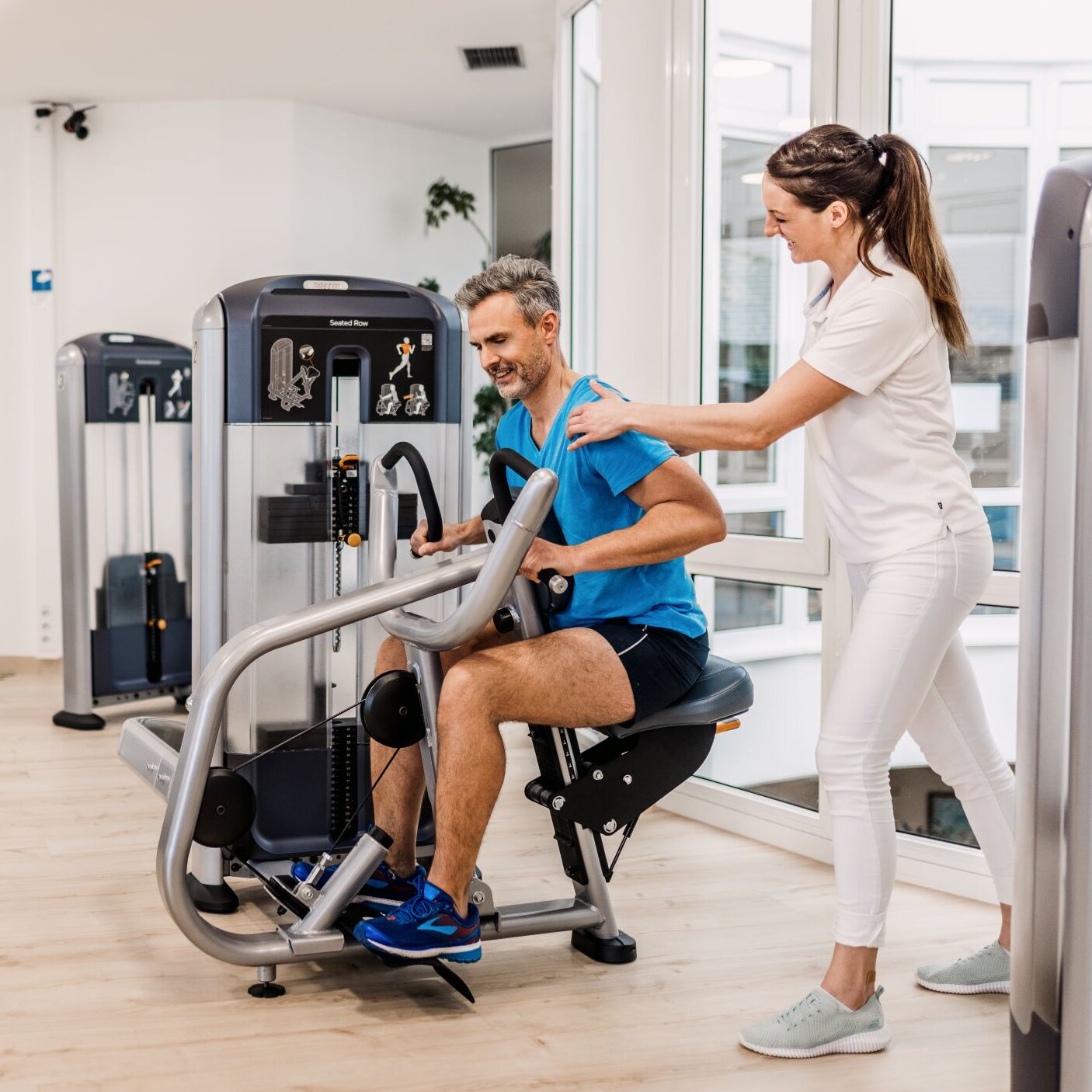 Patient bei der Trainingstherapie im Fitnessraum