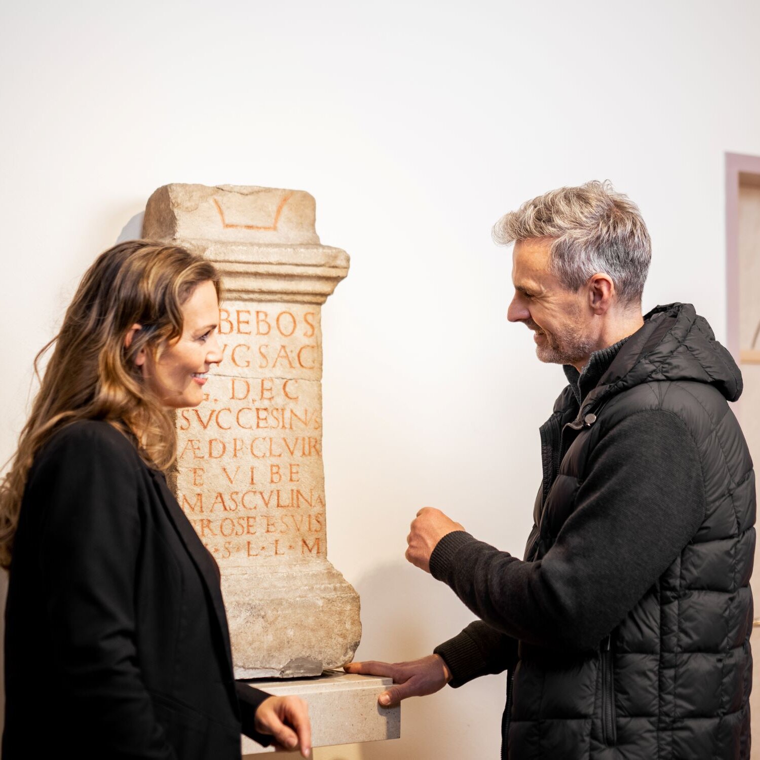 Paar betrachtet die archäologische Ausstellung