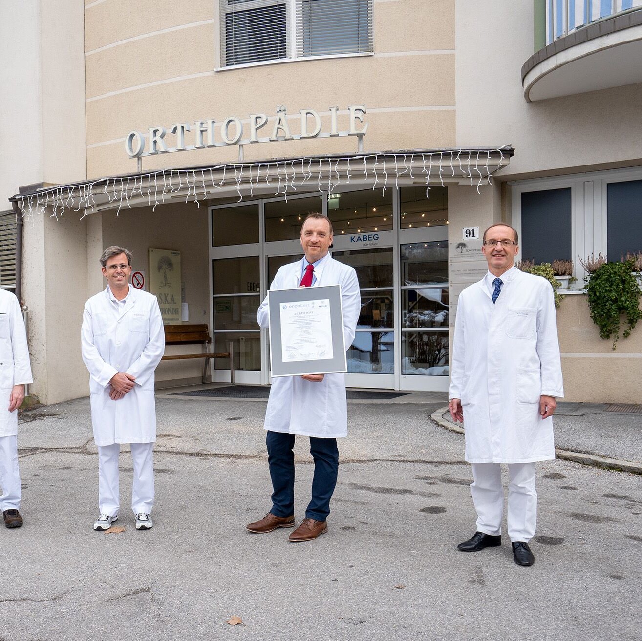 Das Team der SKA für Orthopädie präsentiert stolz seine Auszeichnung als Endo-Prothetik Zentrum