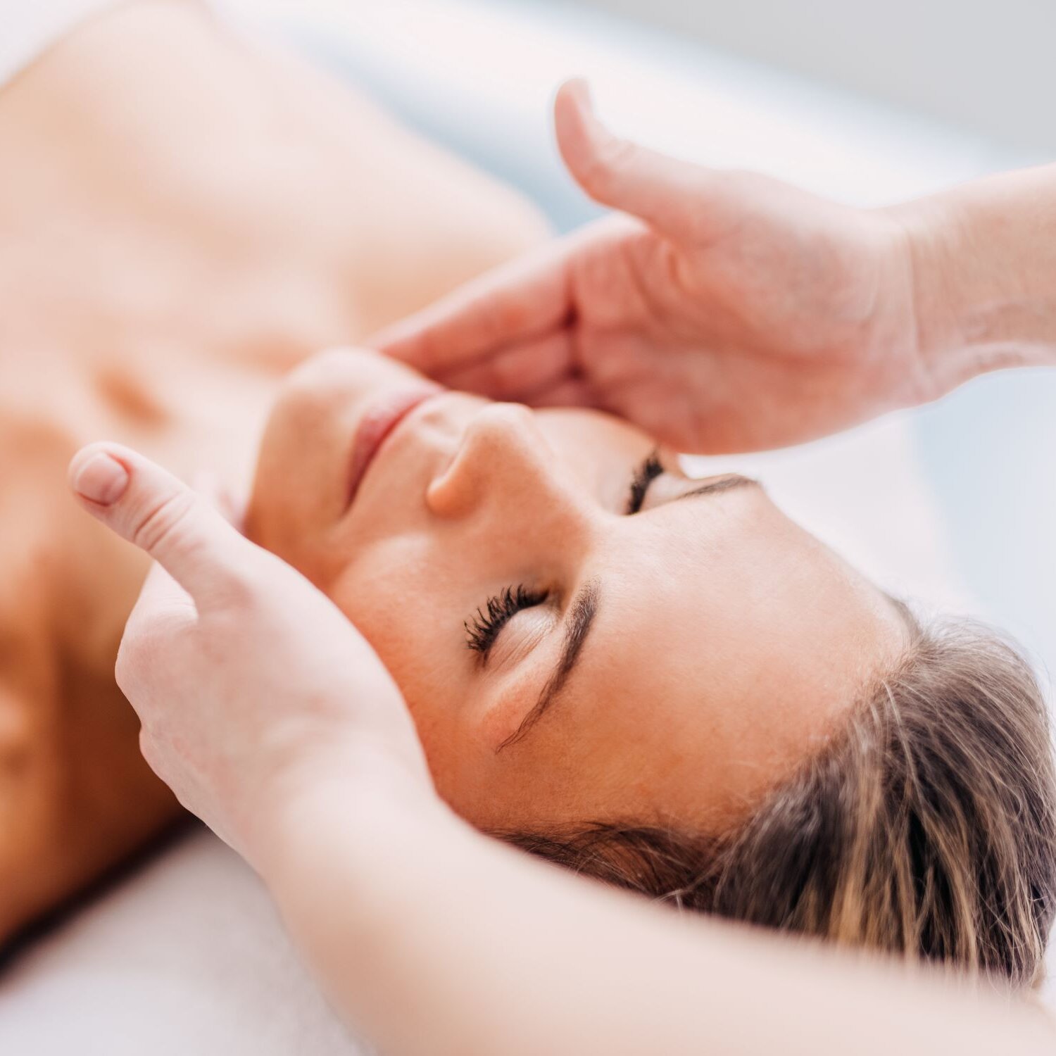Lymphsystem im Gesicht einer Patientin wird durch Massage aktiviert