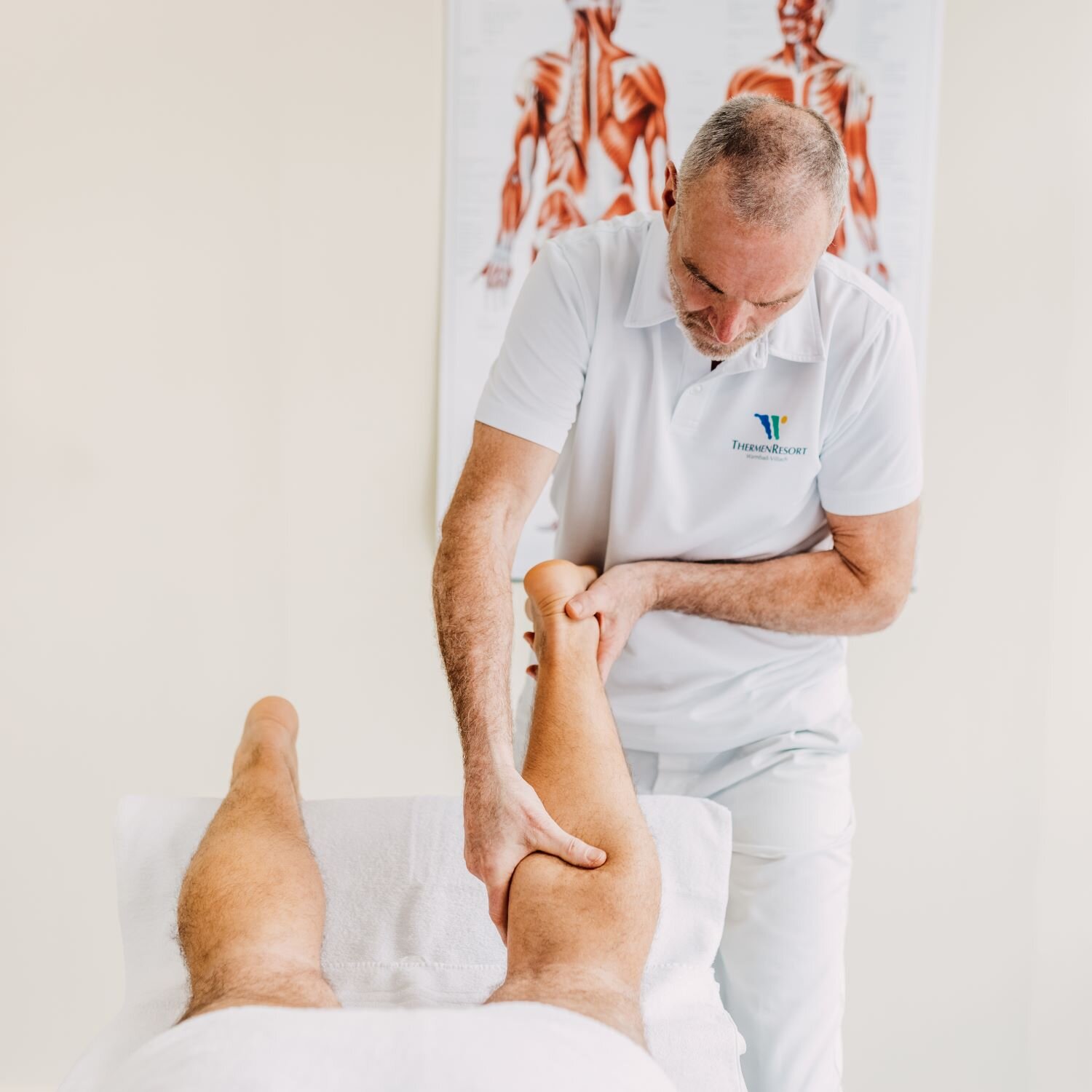 Bei der Massage sorgt der Therapeut für die Entspannung des Patienten.