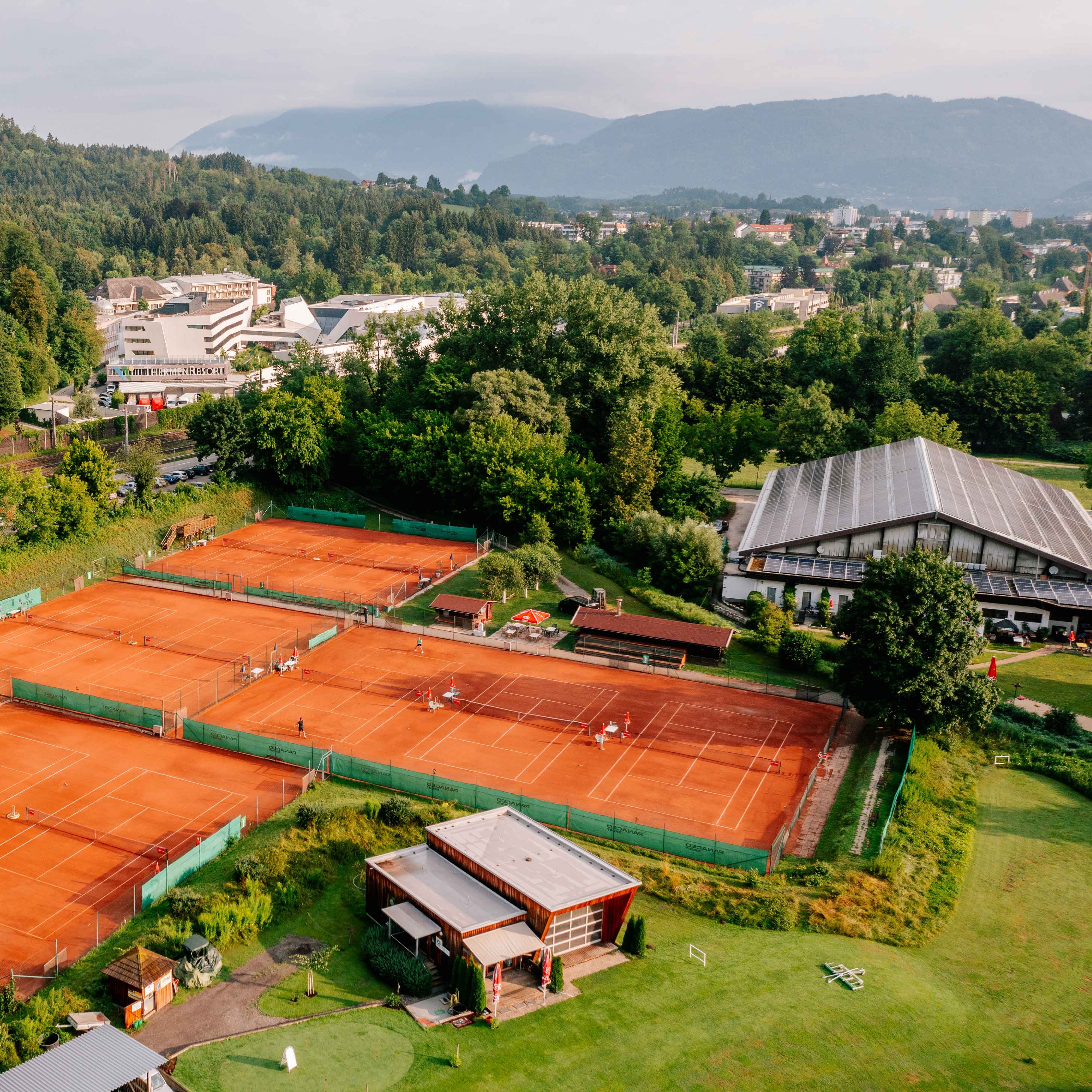 Im Sportpark können Kurgäste Tennis spielen Tennisplatz im Sportpark