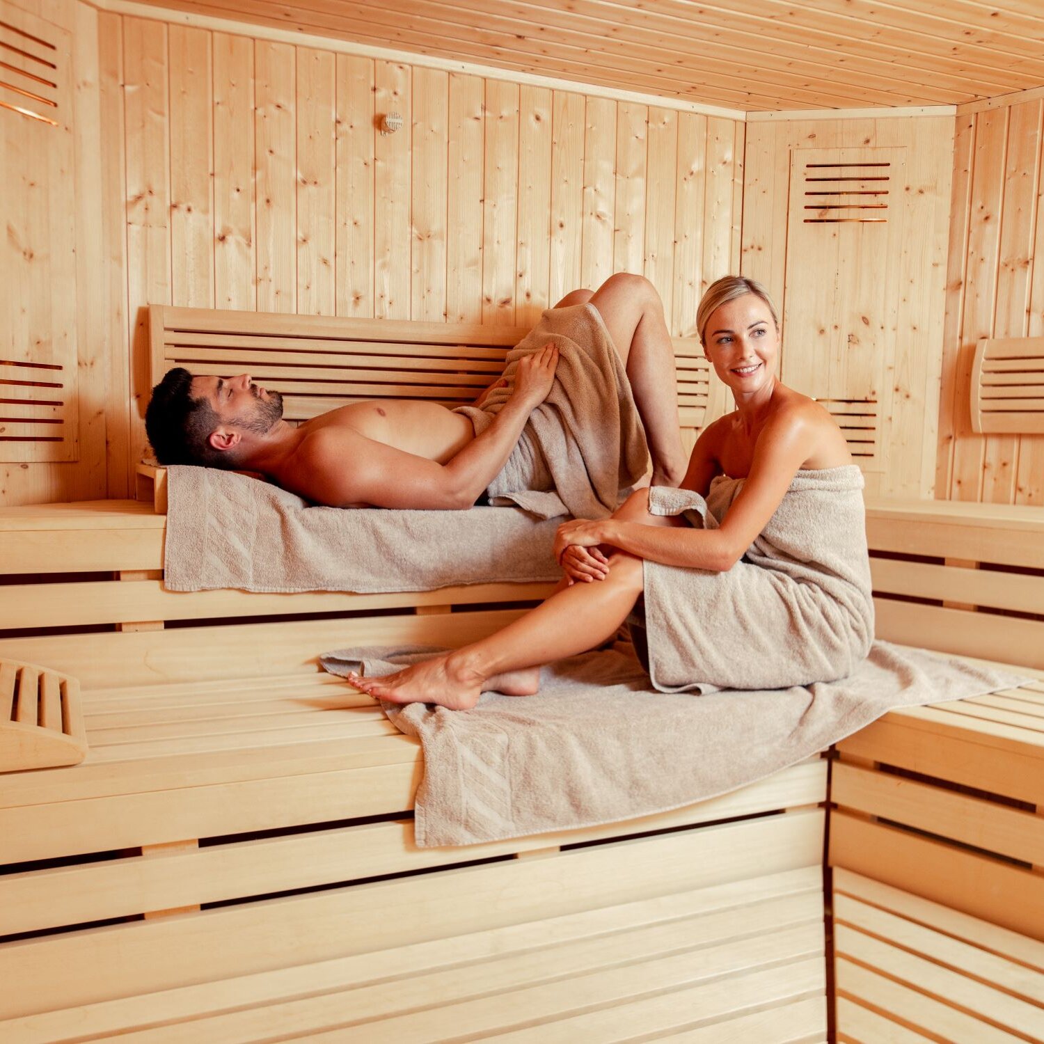 Saunieren während des Kuraufenthalts Ein Pärchen besucht die Sauna in seiner Freizeit